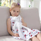 une petite fille jouet avec doudou bebe
