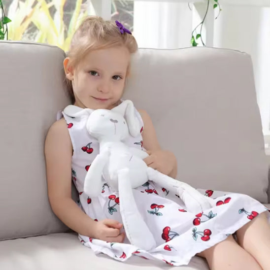 une petite fille jouet avec doudou bebe